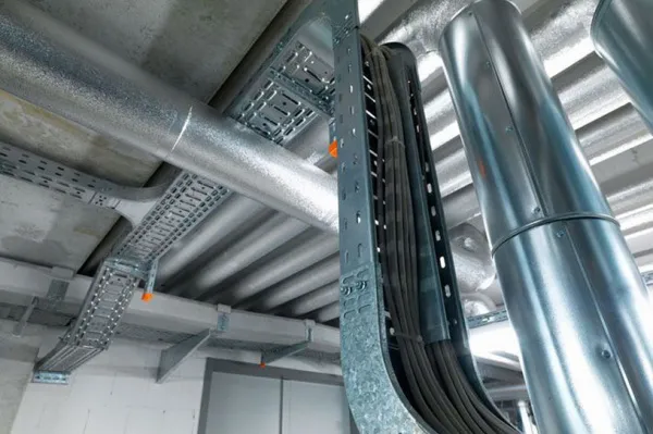 прокладка кабеля в кабельных лотках.jpg